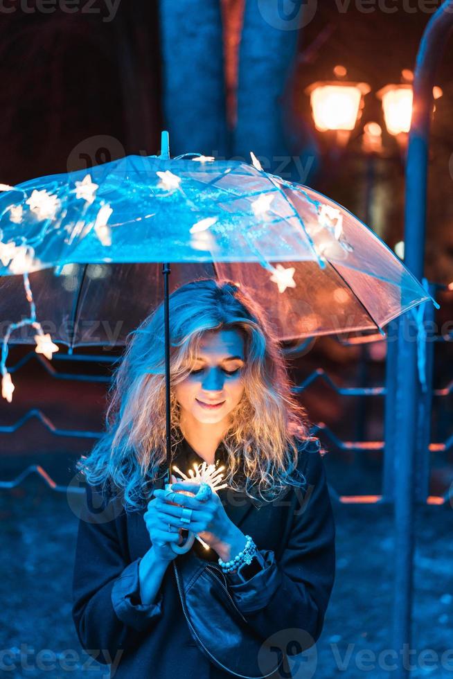 sous la lumière d'un parapluie photo