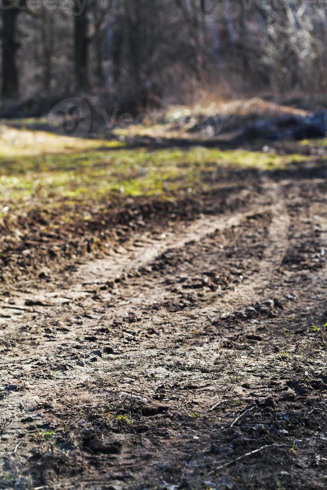 Pistes de tracteur à roues en terre battue photo