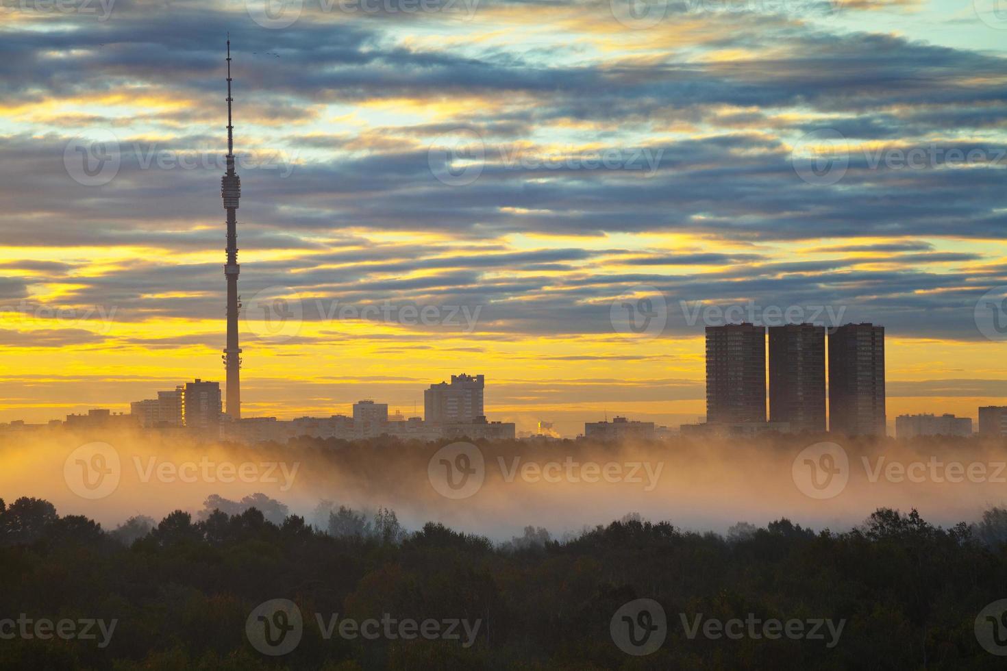 brouillard au lever du soleil de la ville d'automne photo