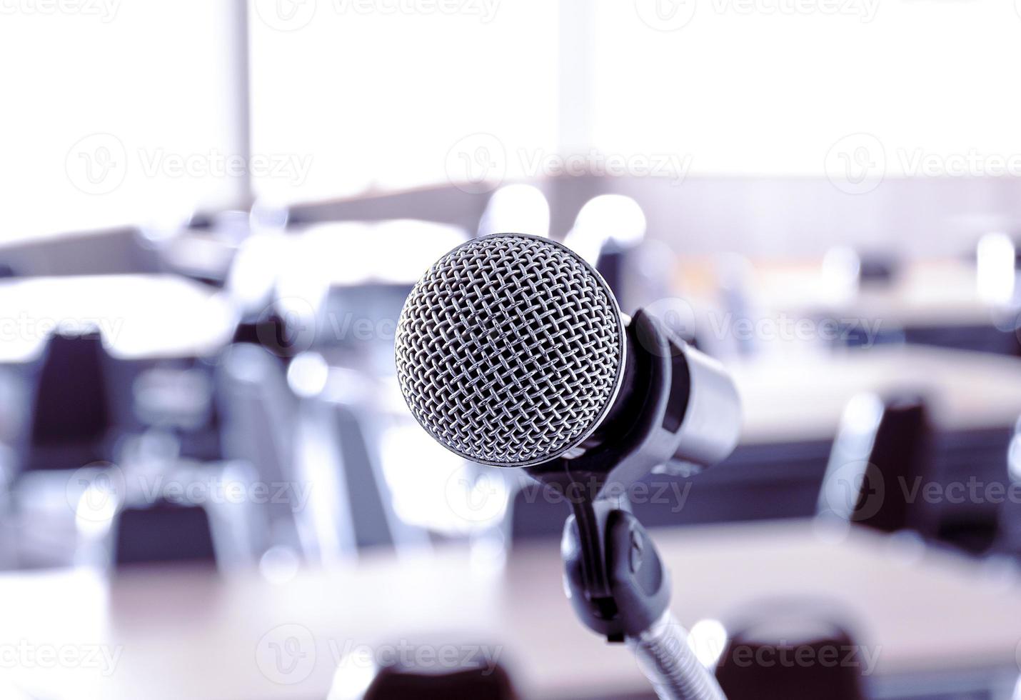 microphone en gros plan avec trépied sur scène dans la salle de séminaire. photo
