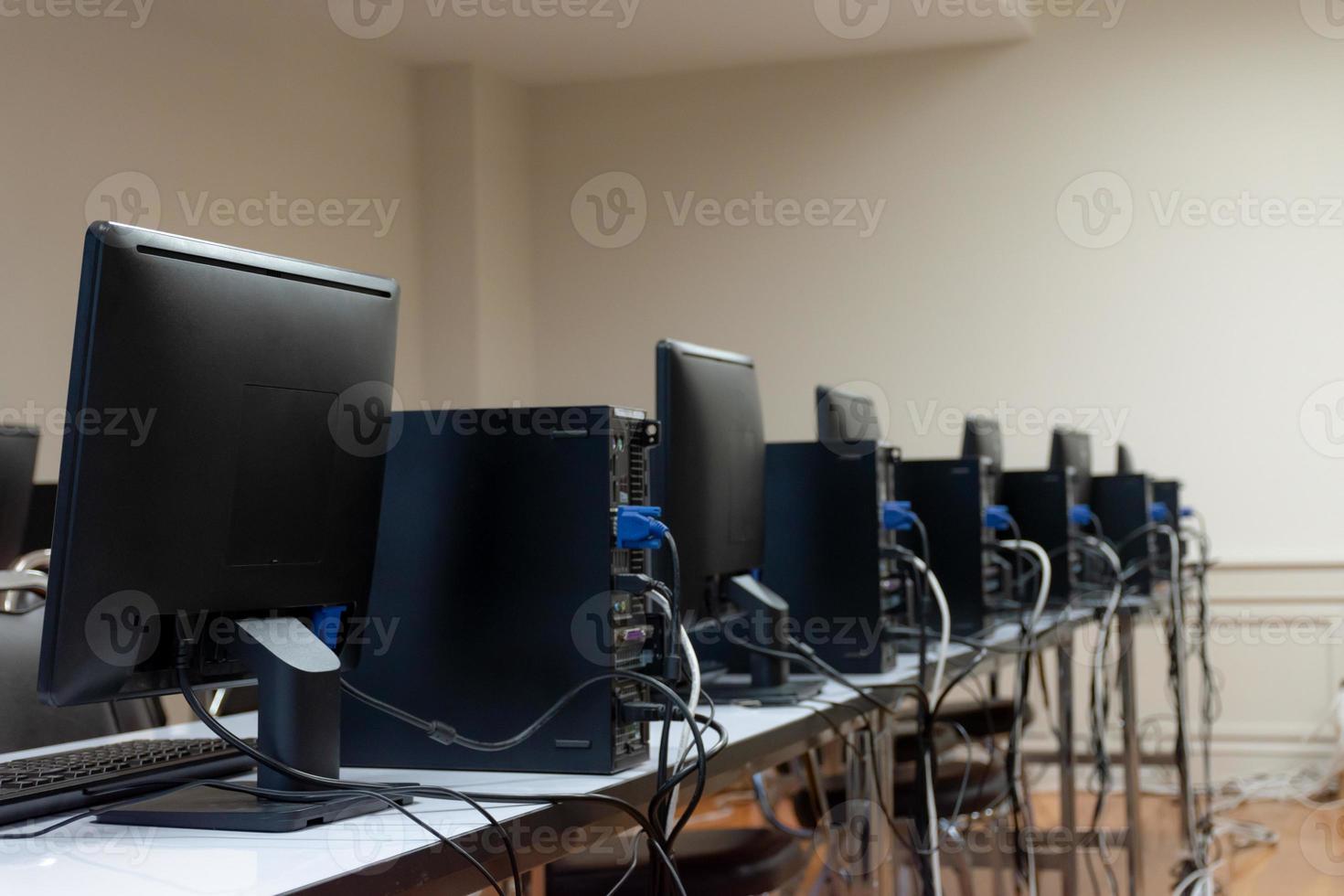 ordinateur aligné dans une salle informatique photo