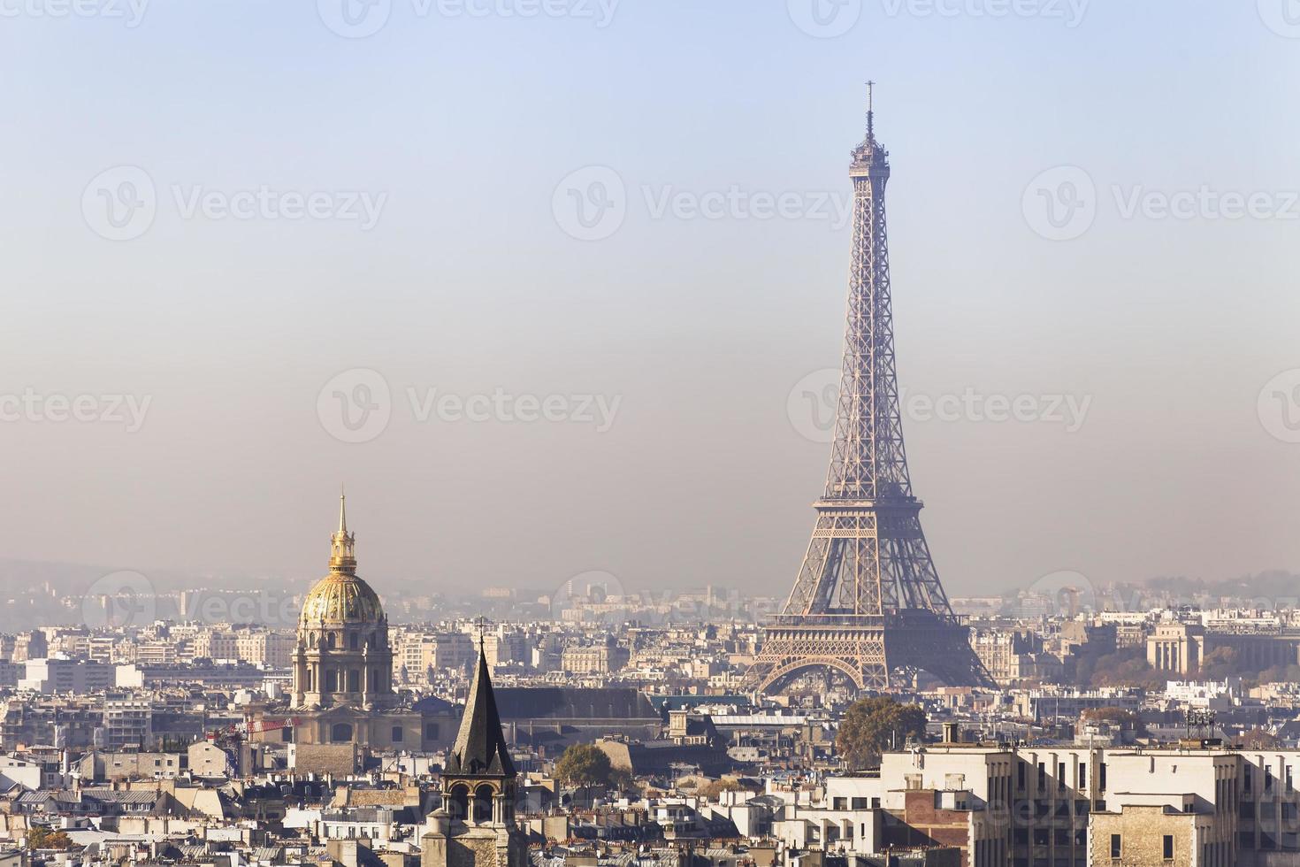 pollution à paris, vue aérienne de la tour eiffel avec smog photo