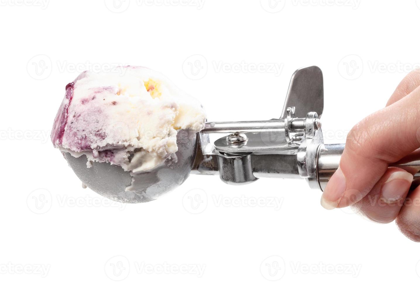 vue latérale d'une boule de crème glacée dans une cuillère à vaisselle photo
