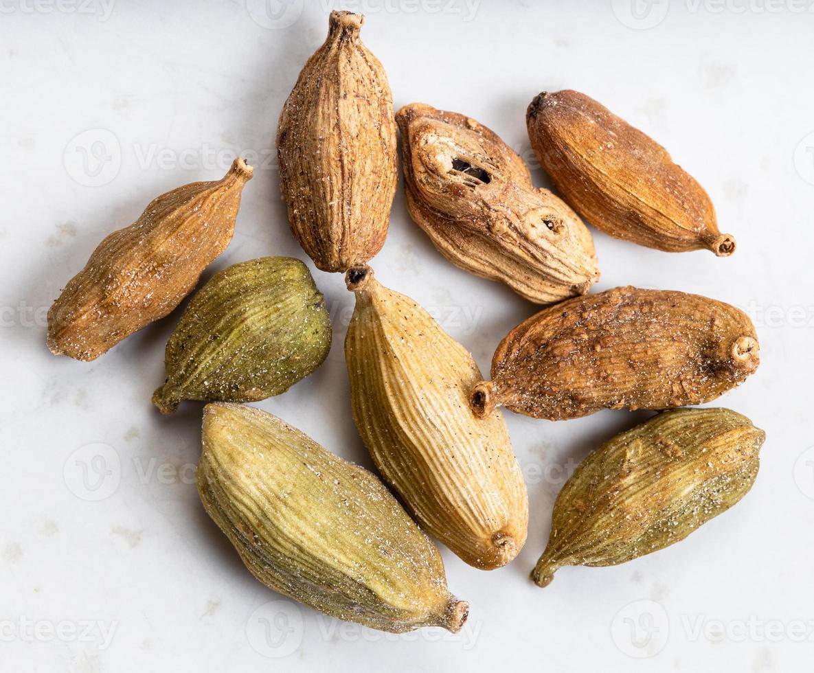 Plusieurs gousses de cardamome close up on gray plate photo