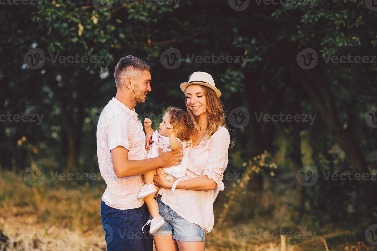 père, mère et fille dans le parc photo