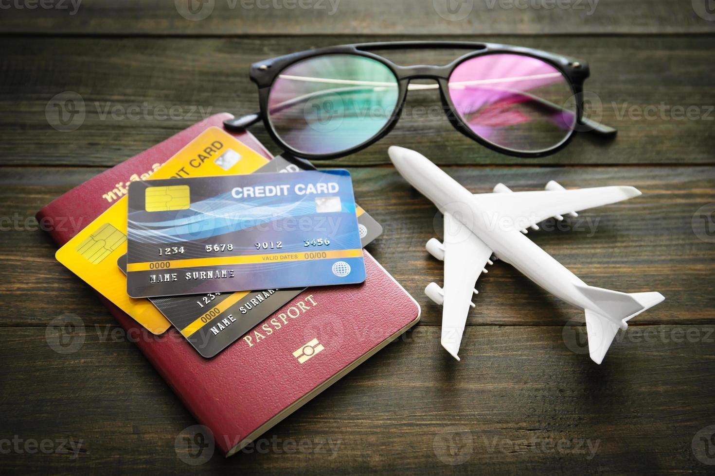 passeport et carte de crédit sur un bureau en bois photo