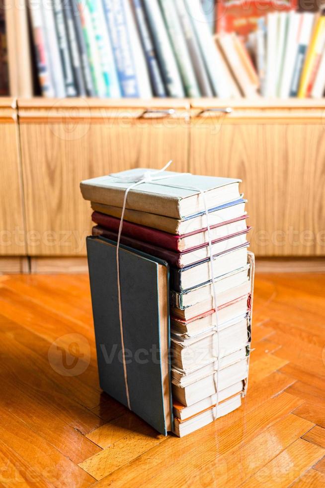 pile de vieux livre attaché avec de la ficelle sur un plancher en bois photo