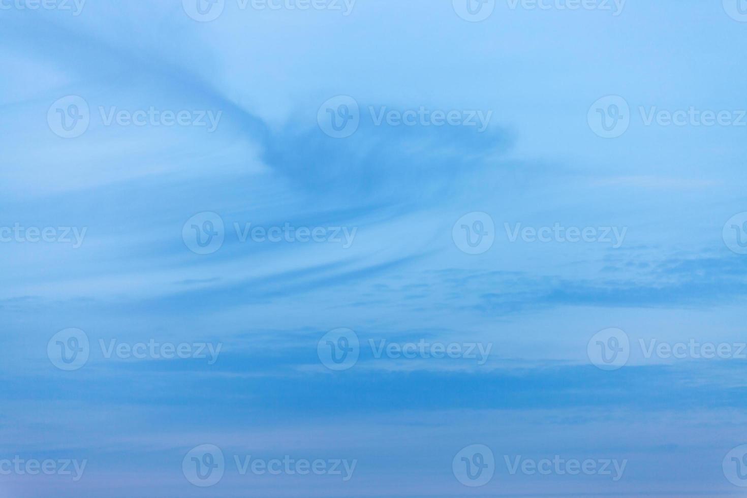 nuages sombres dans le ciel bleu en hiver photo