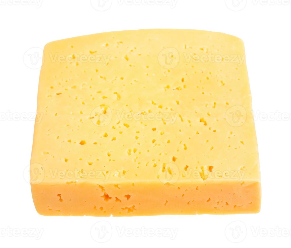 morceau de fromage jaune mi-dur isolé photo