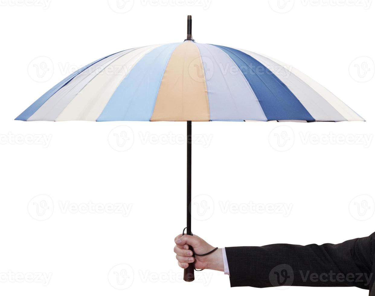 La main masculine tient un parapluie rayé ouvert photo