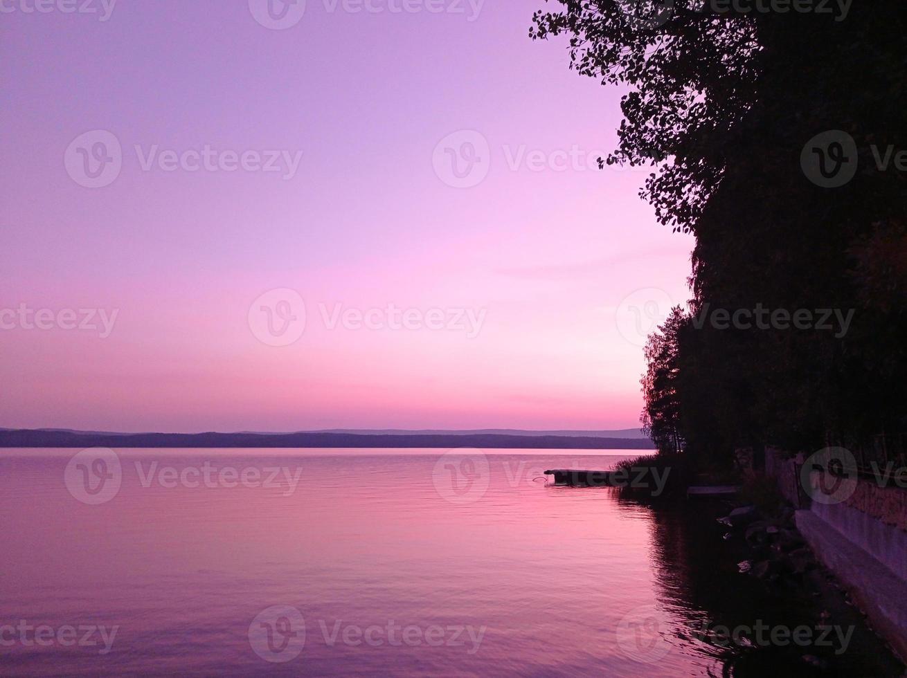 photo d'un beau coucher de soleil rose sur le lac