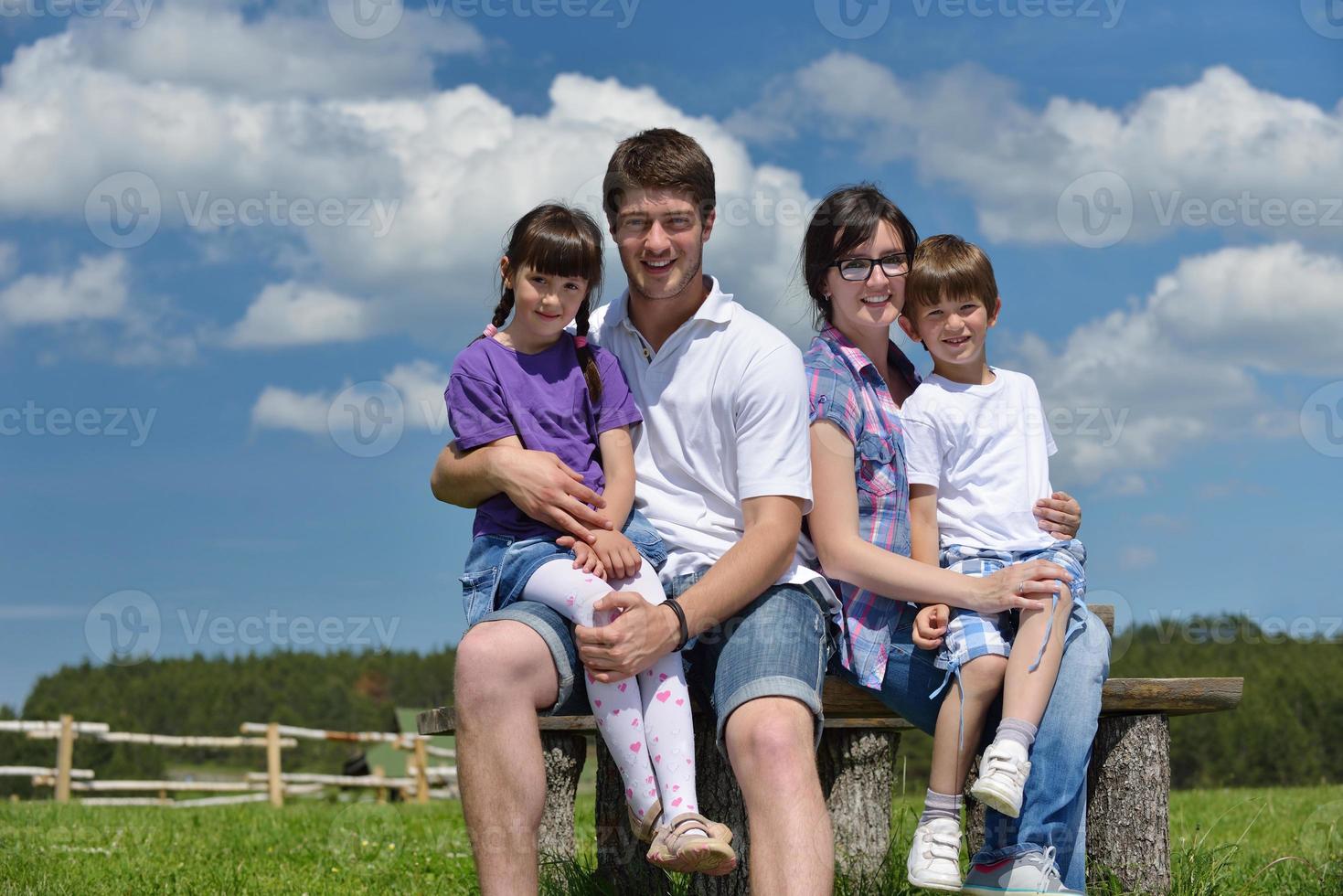 heureuse jeune famille s'amuser à l'extérieur photo