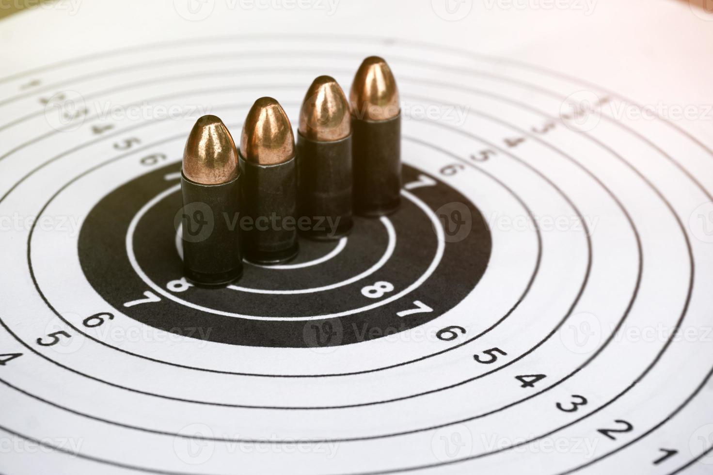 Balles de pistolet de 9 mm sur papier de tir à la cible, mise au point douce et sélective photo