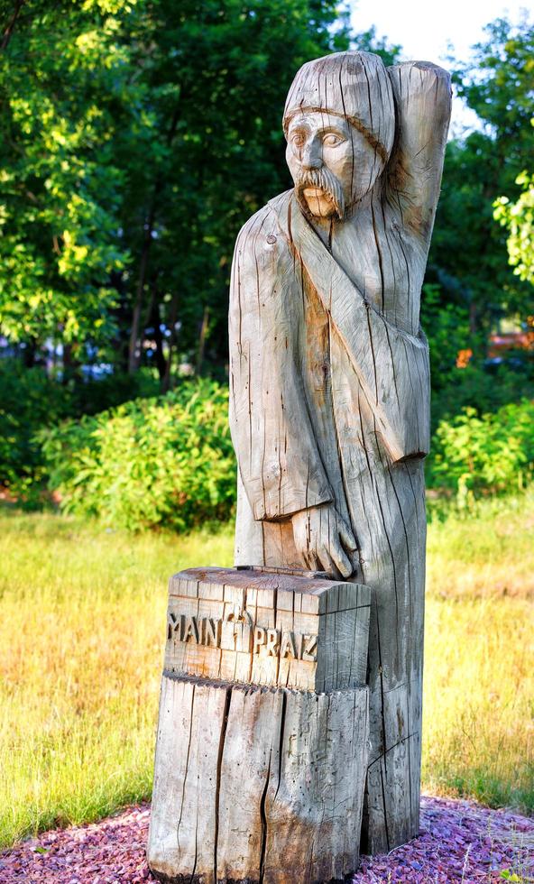 sculpture en bois d'un paysan antique ukrainien sur fond flou d'un parc verdoyant. 19.06.2022. Kyiv. Ukraine. photo