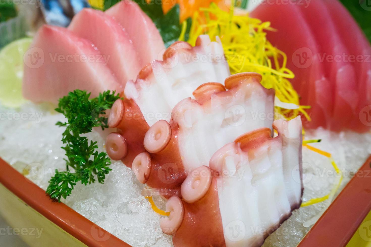 sashimi frais sur glace photo
