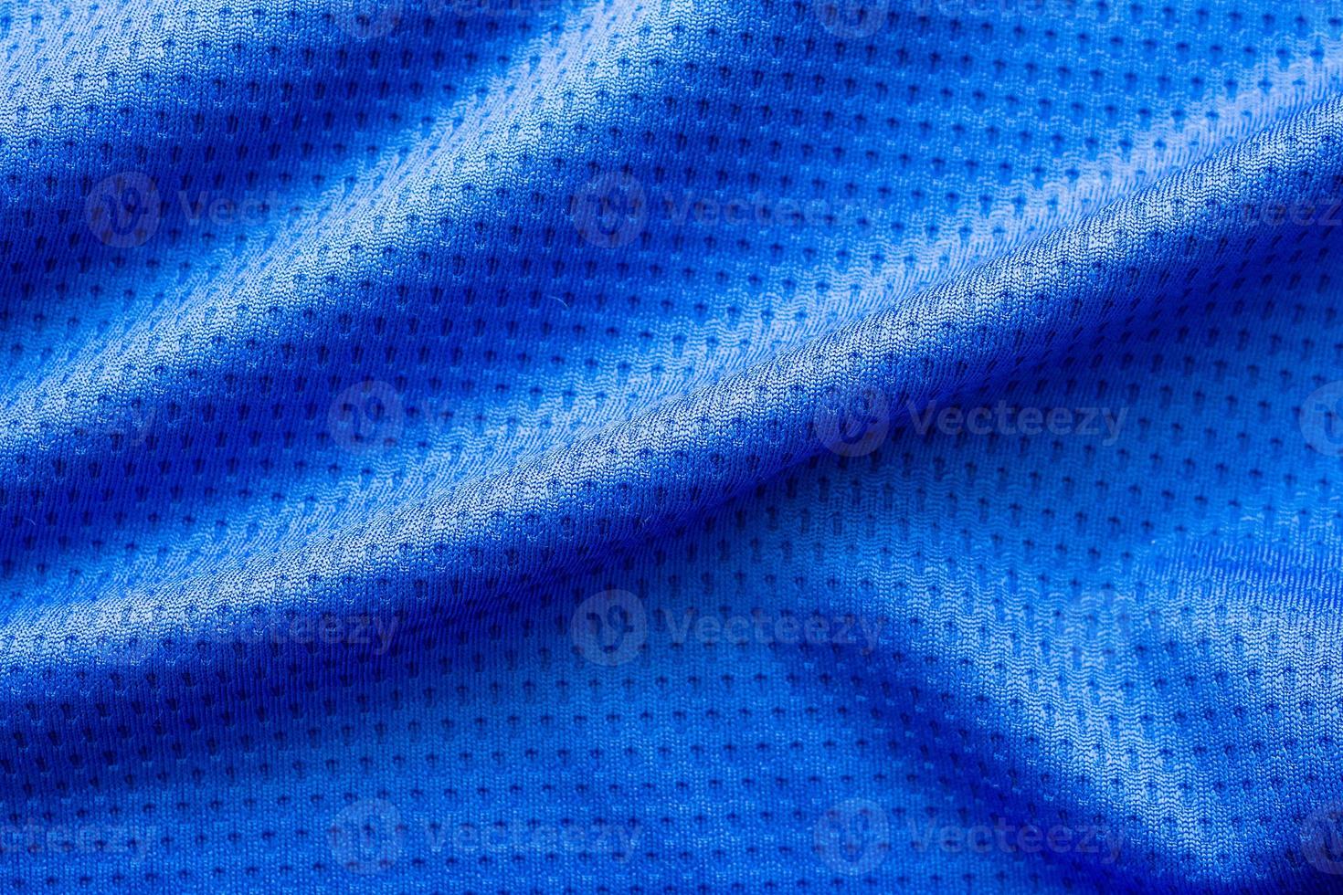 maillot de football de vêtements de sport en tissu de couleur bleue avec fond de texture en maille d'air photo