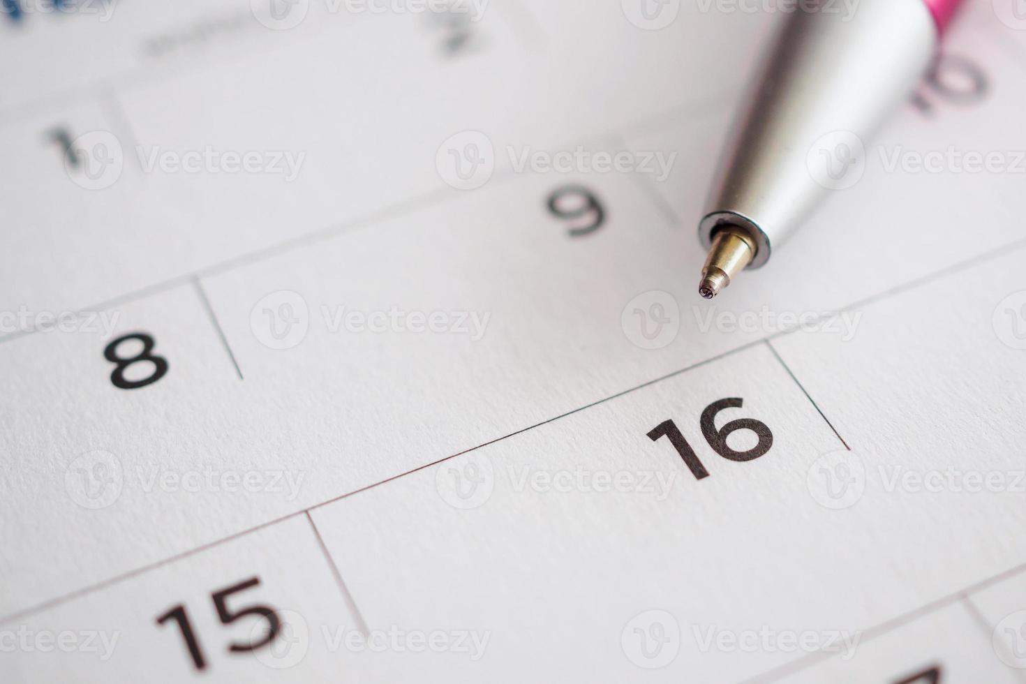 page de calendrier avec pointe de stylo à la 16e date photo