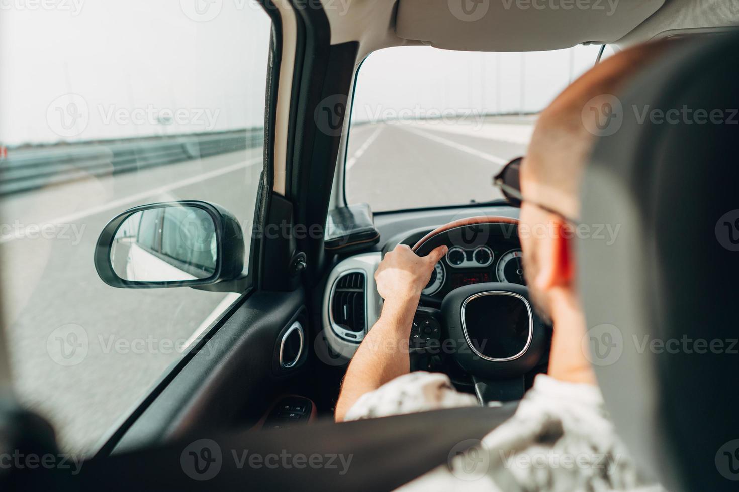 l'homme dans la voiture voyageant sur la route photo