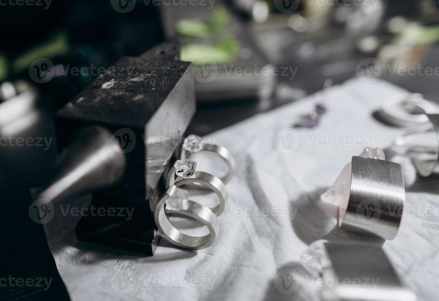 différents bijoux sur la table du bijoutier sous un angle rapproché photo