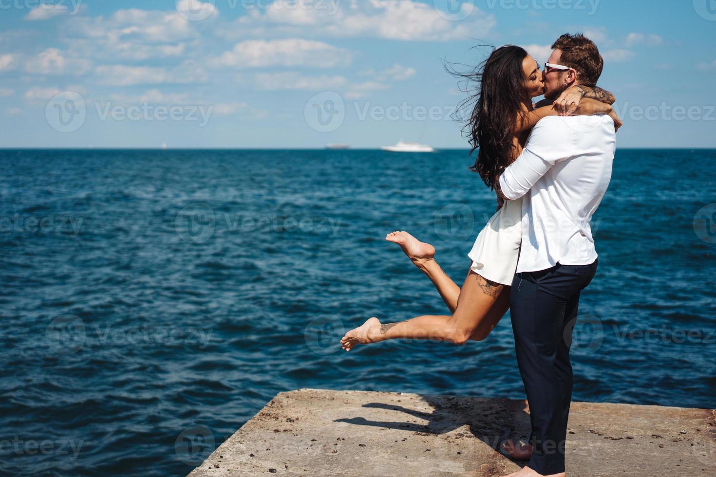 gars et fille sur la jetée de la mer photo