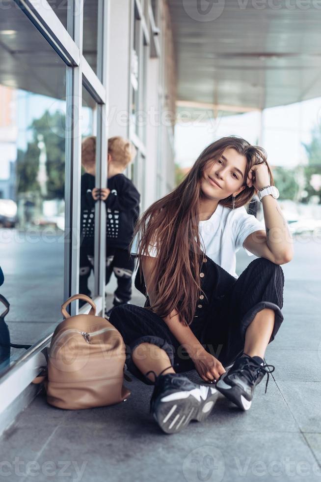 portrait d'une belle femme en vêtements décontractés regardant la caméra photo