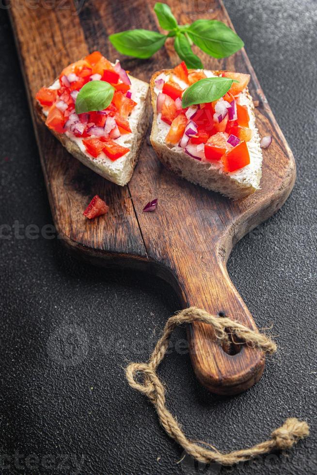 bruschetta basilic tomate sandwich collation légumes repas sain nourriture collation régime alimentaire sur la table espace copie arrière-plan alimentaire rustique vue de dessus végétarien photo