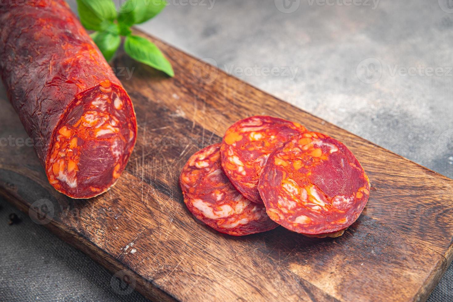 viande de saucisse chorizo plat frais repas sain collation alimentaire sur la table copie espace arrière-plan alimentaire photo