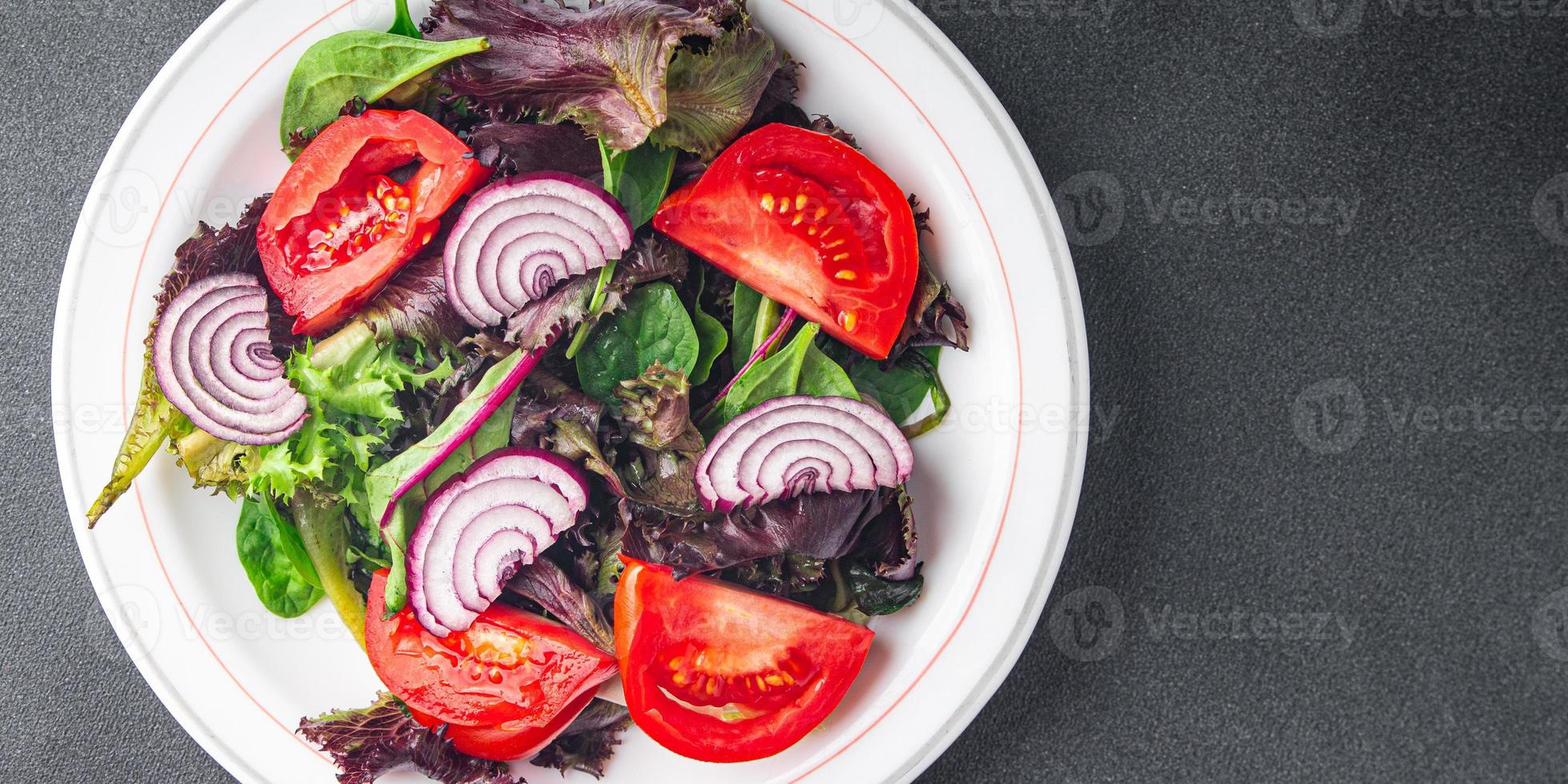 salade de tomates légume repas sain nourriture collation régime alimentaire sur la table espace de copie arrière-plan alimentaire rustique vue de dessus régime céto ou paléo végétarien végétalien ou végétarien photo