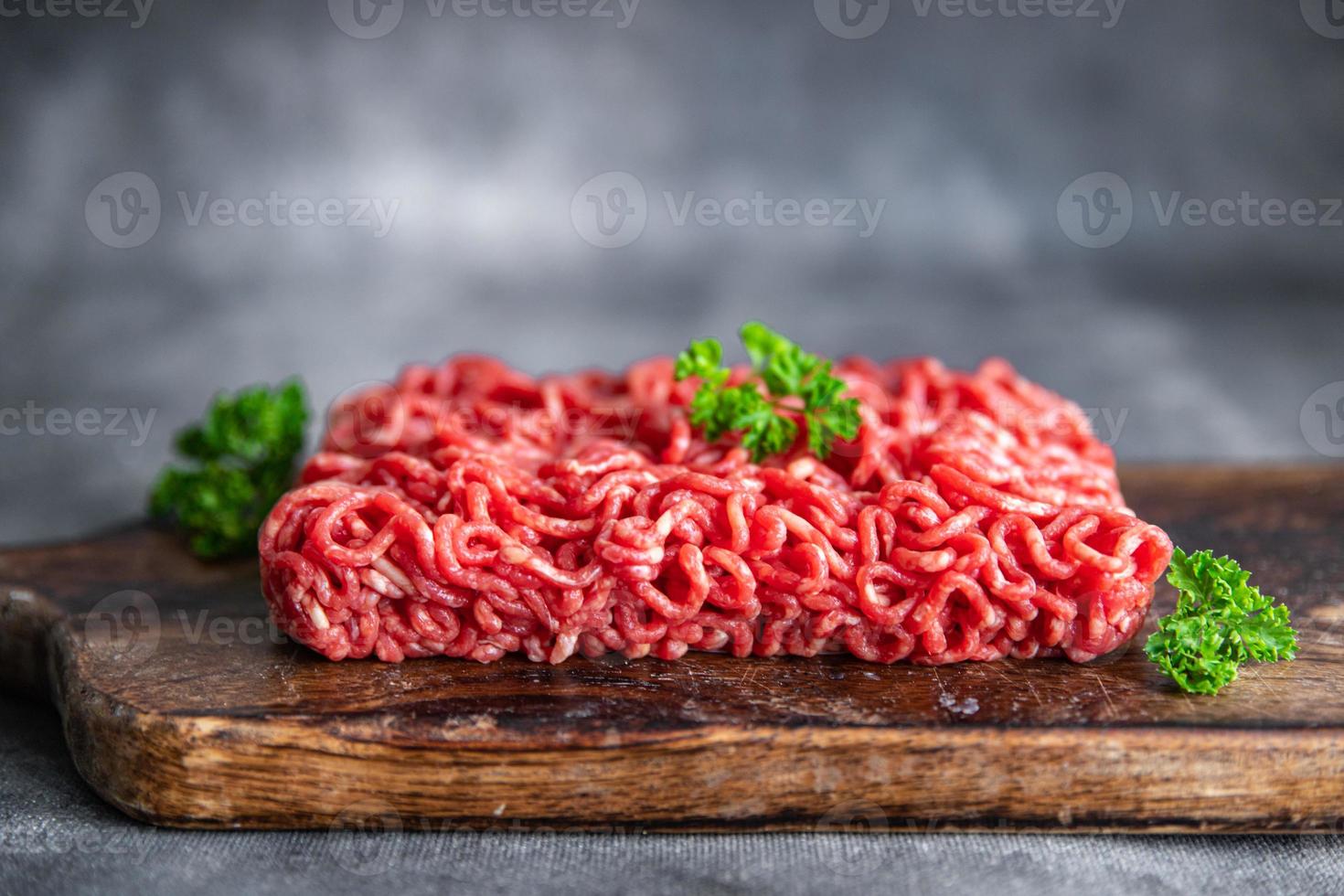 viande de porc crue hachée, cuisine de boeuf collation de nourriture fraîche sur l'espace de copie de table photo