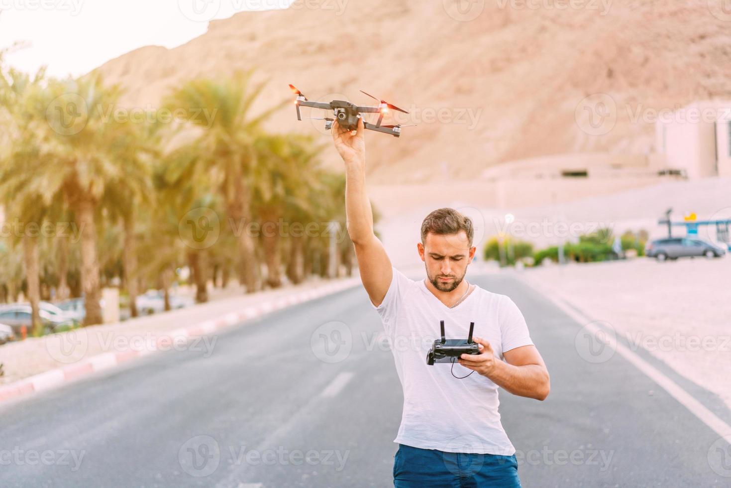 jeune homme tenant un drone avant le vol dans la nature photo