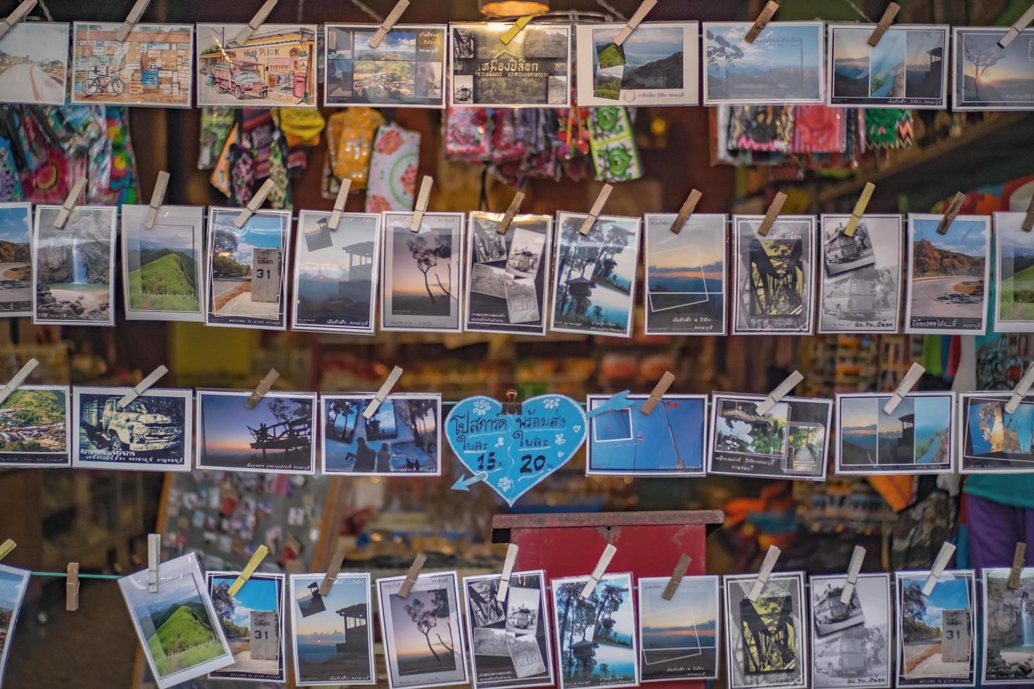 kanchanaburi.thailand-1 juillet 2017.belle carte postale dans la boutique de cartes postales etong village de la ville de kanchanaburi en thaïlande.pilok mine l'ancienne mine près de la frontière thai-myanmar photo