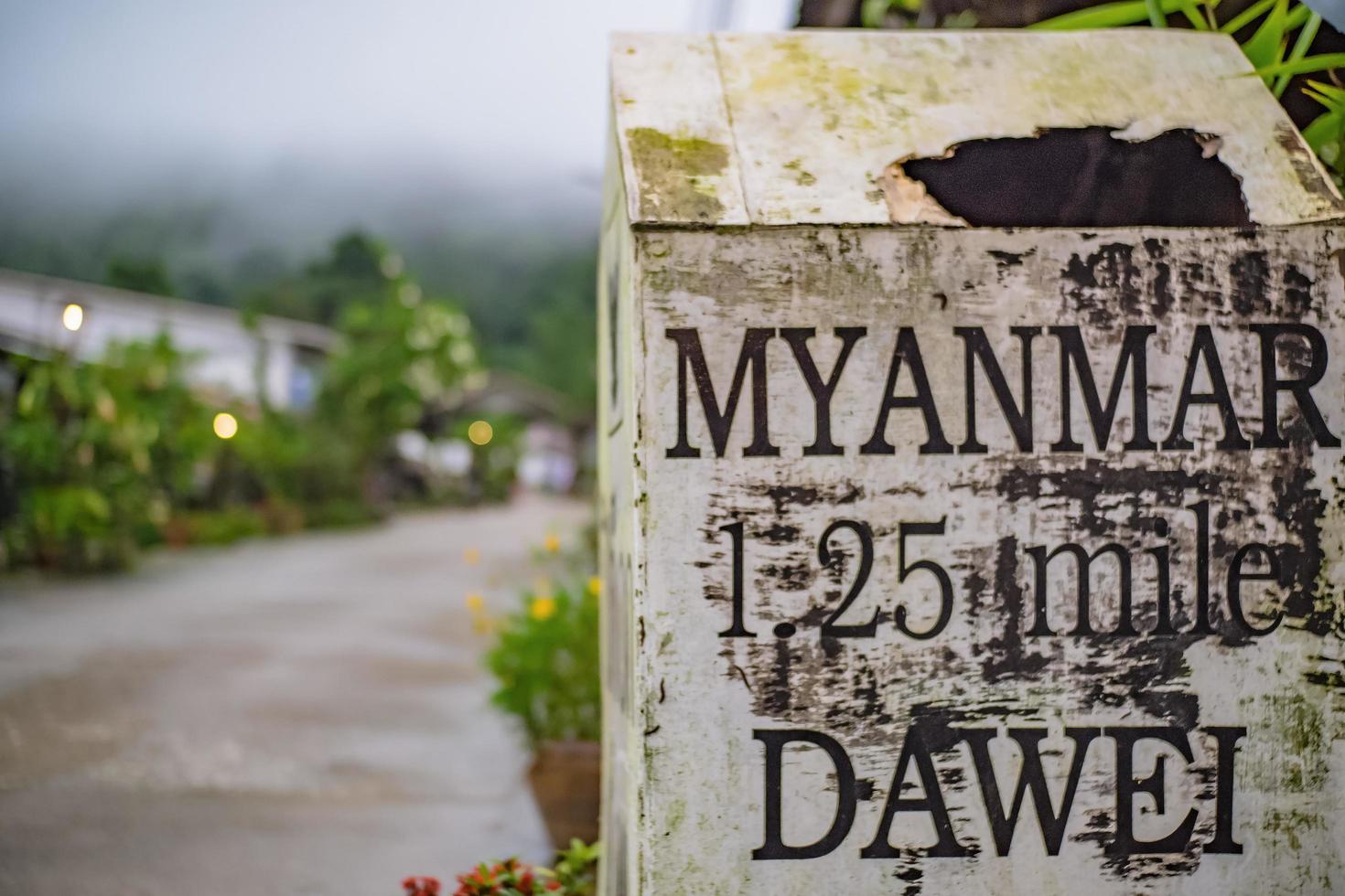 Jalon du village d'Etong au Myanmar à Kanchanaburi en Thaïlande.pilok mine l'ancienne mine près de la frontière entre la Thaïlande et le Myanmar photo