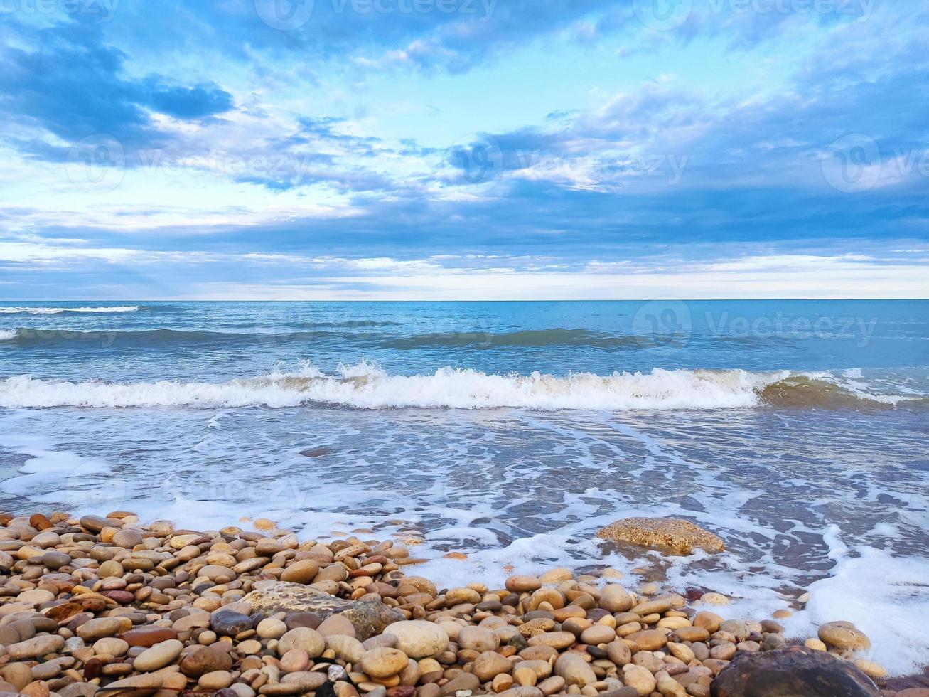 plage du bord de mer. vague bleue et nuage sur le paysage. beau littoral en vacances d'été. photo