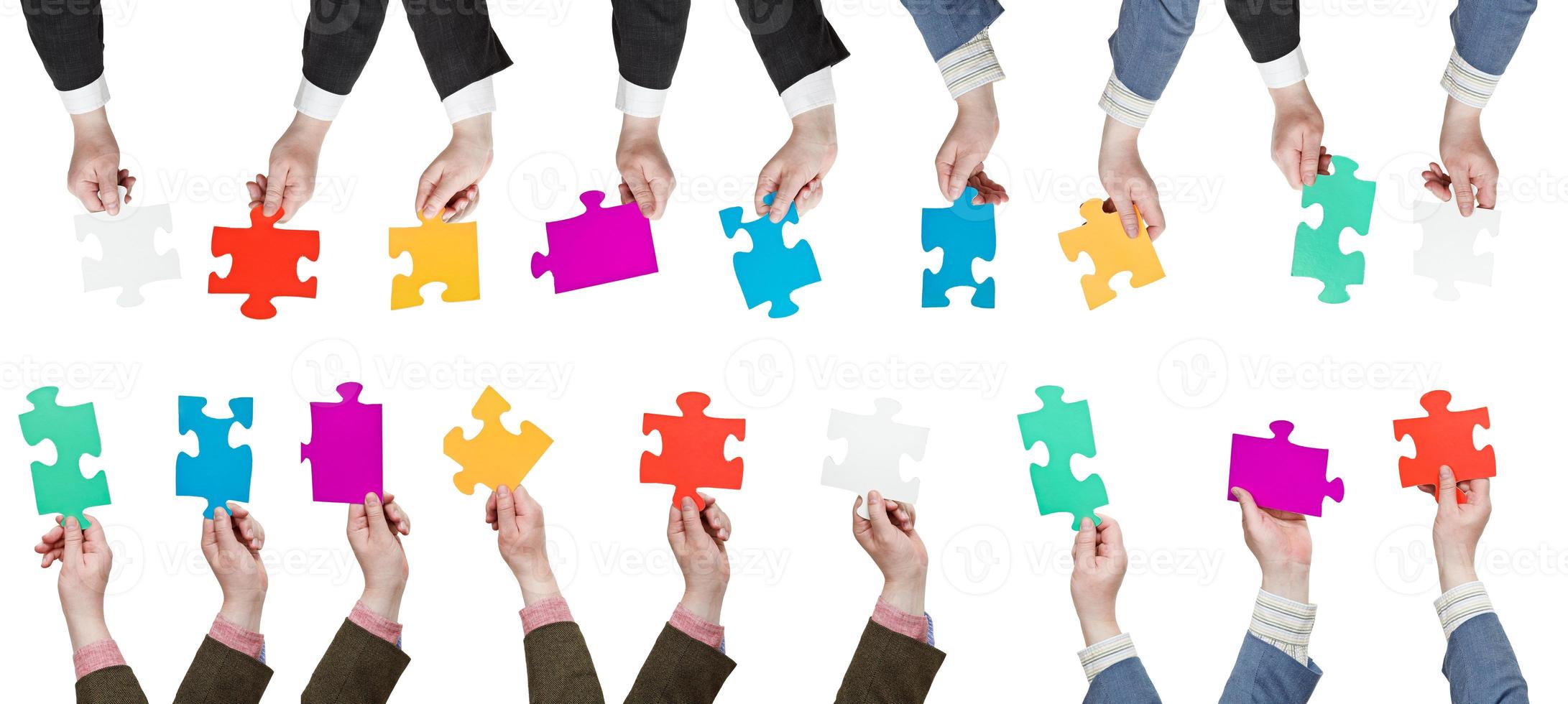 mains masculines avec différentes pièces de puzzle photo
