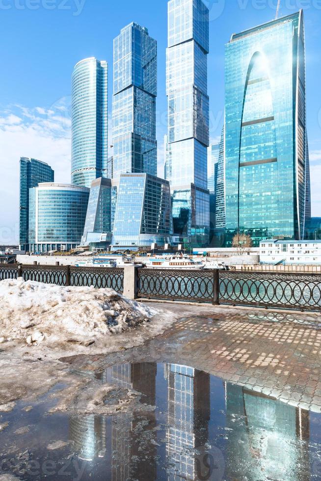 paysage urbain de printemps avec vue sur la ville de moscou photo