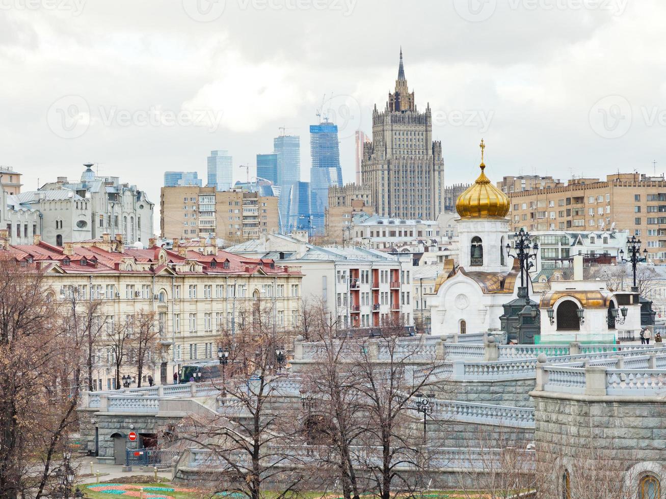 Paysage urbain de Moscou avec cathédrale et gratte-ciel photo