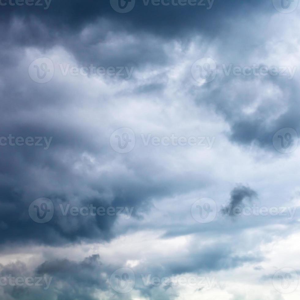 nuages d'orage gris foncé en été photo