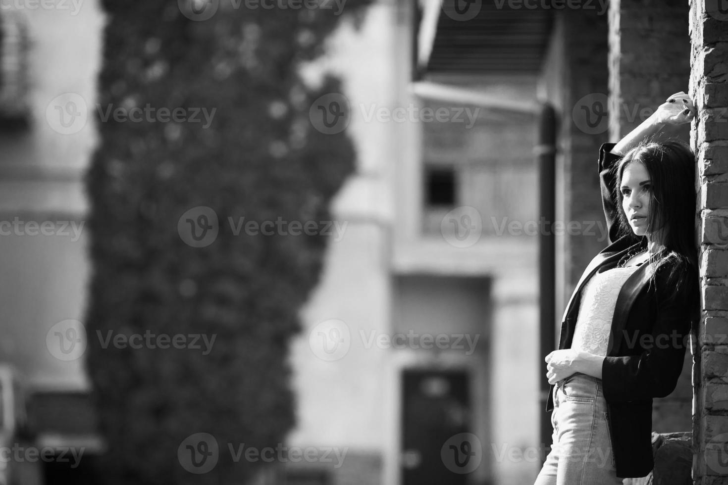 beau modèle féminin posant contre le mur photo