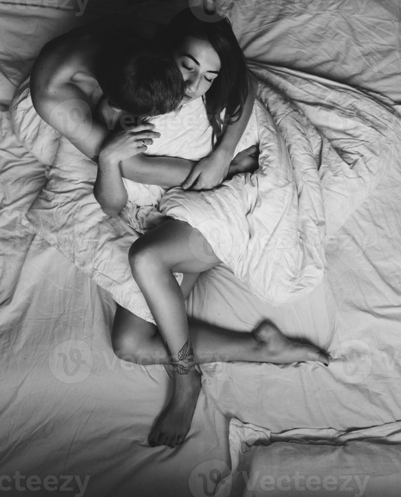 jeune couple au lit ensemble photo
