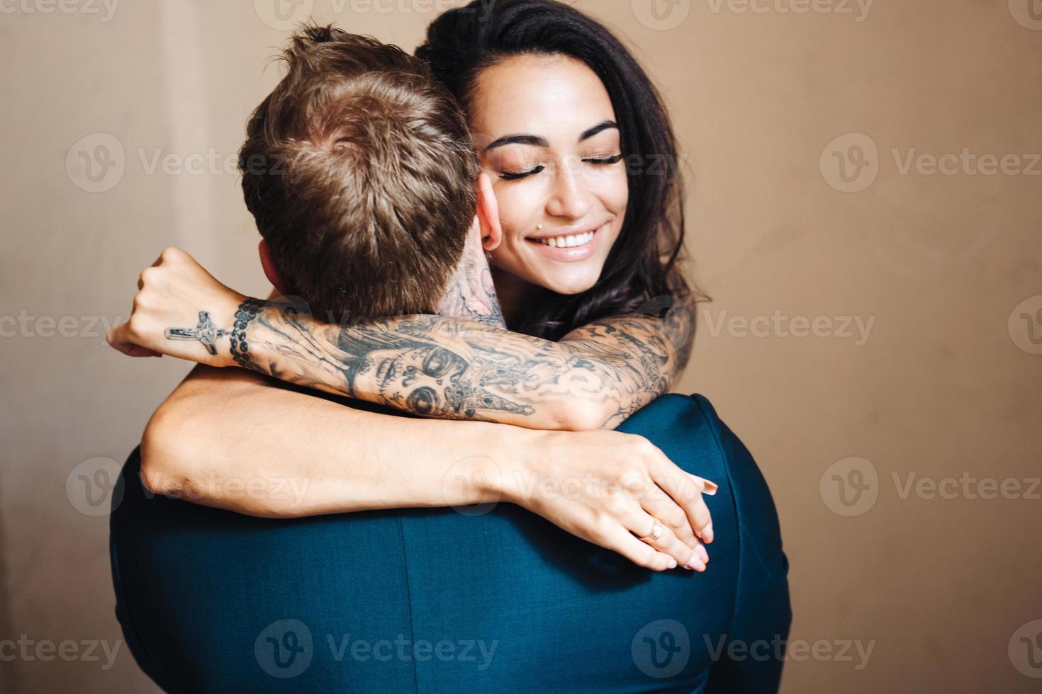 beau, jeune couple posant devant la caméra à l'intérieur photo