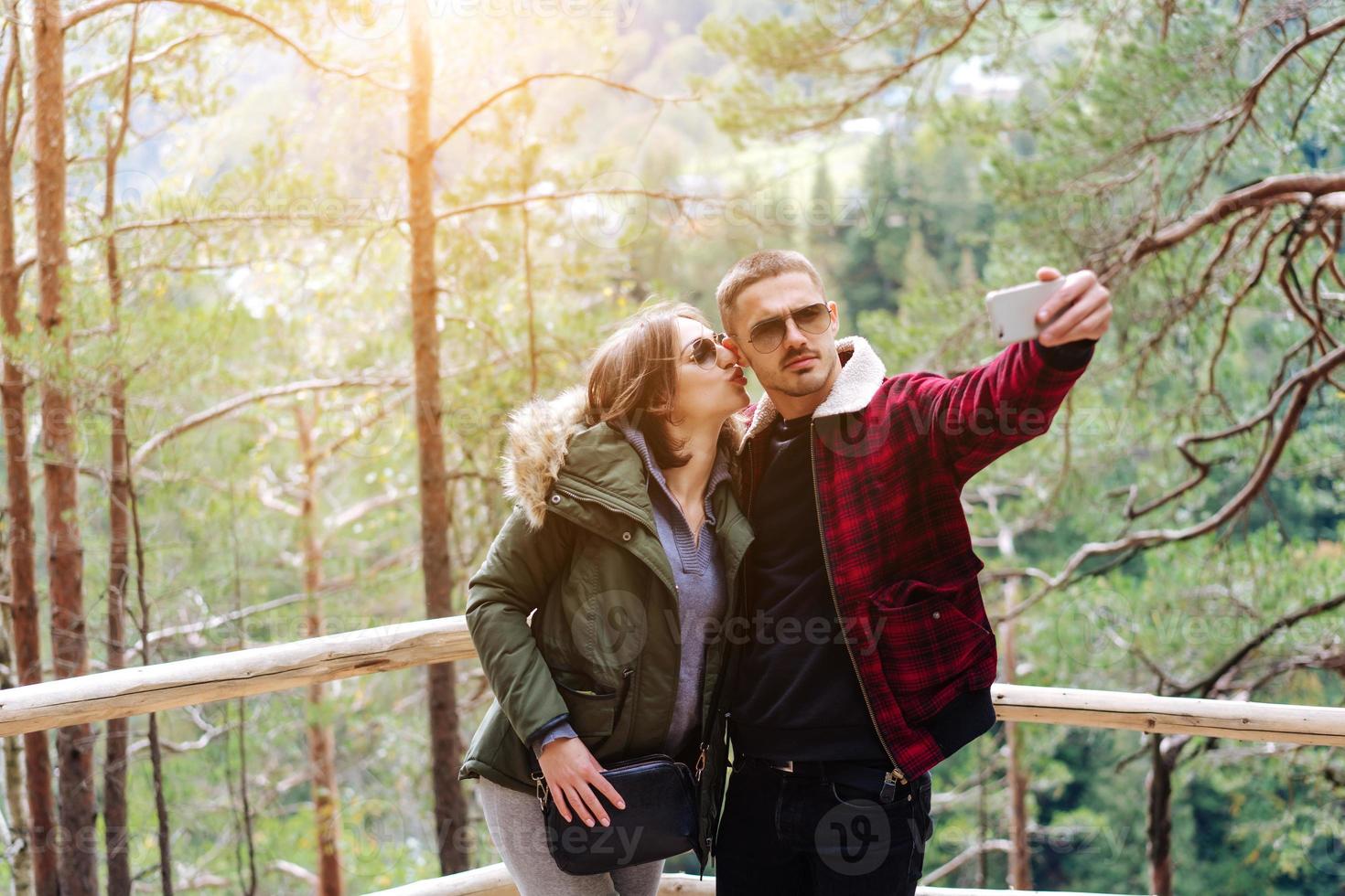 homme et femme dans la forêt prennent selfie photo