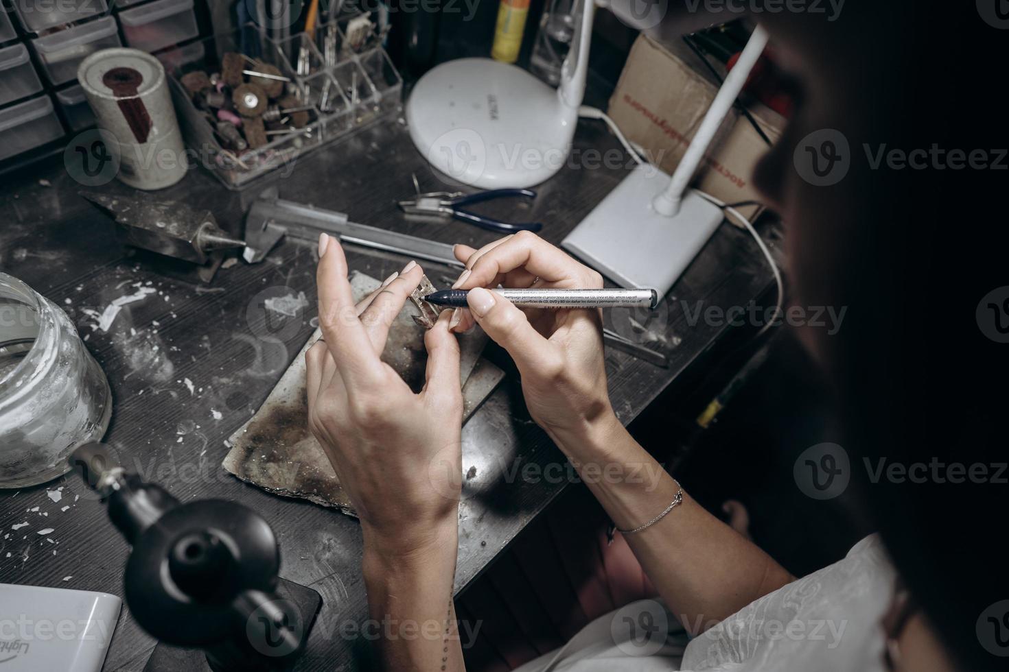 le maître joaillier applique une majoration aux bijoux photo