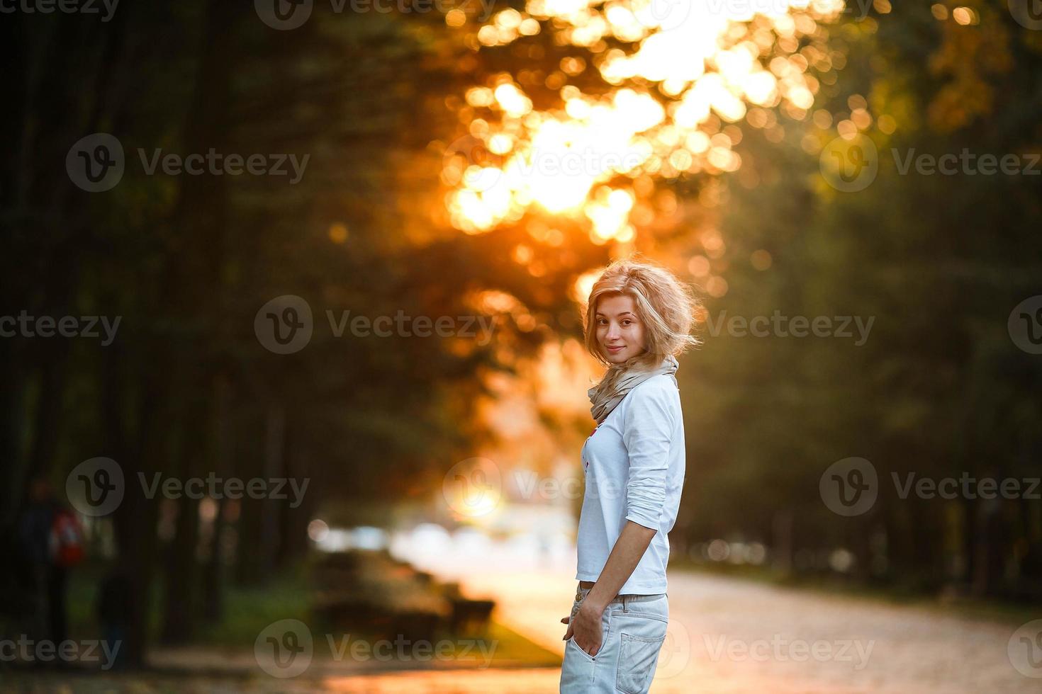 belle fille à la lumière du coucher du soleil photo