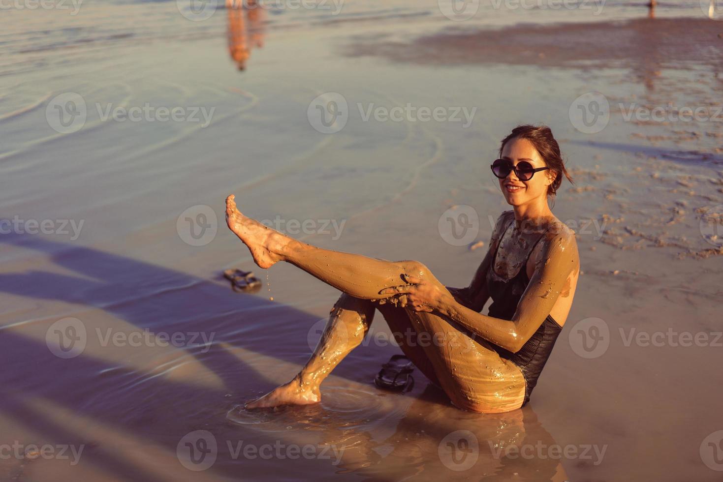 une jeune femme appréciant la boue minérale naturelle photo