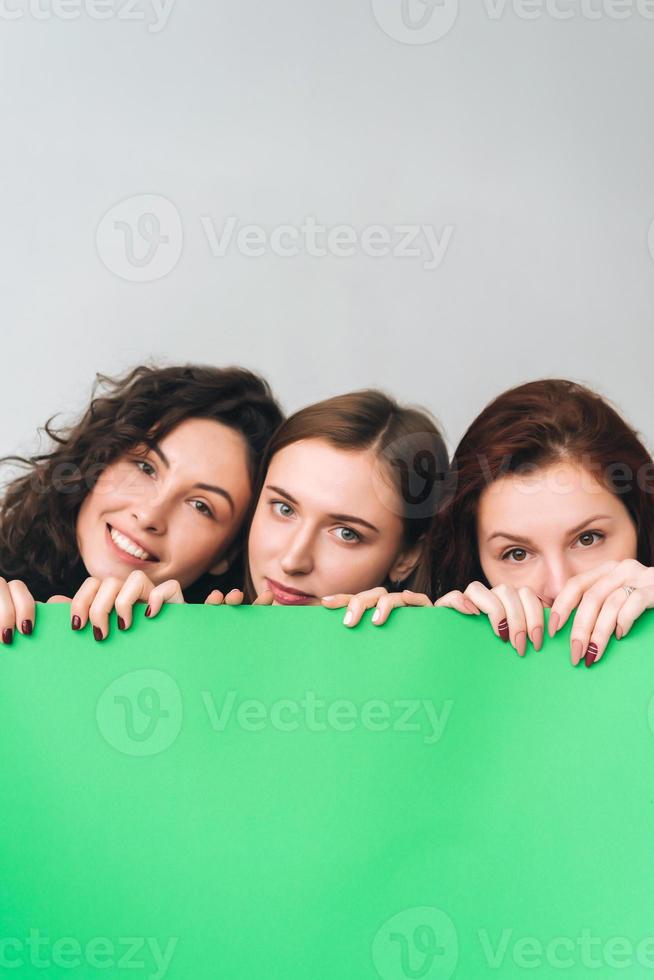 trois belles jeunes filles posant pour la caméra photo