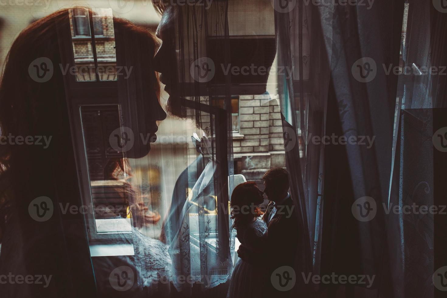 marié et saumure magnifique dans la chambre d'hôtel photo