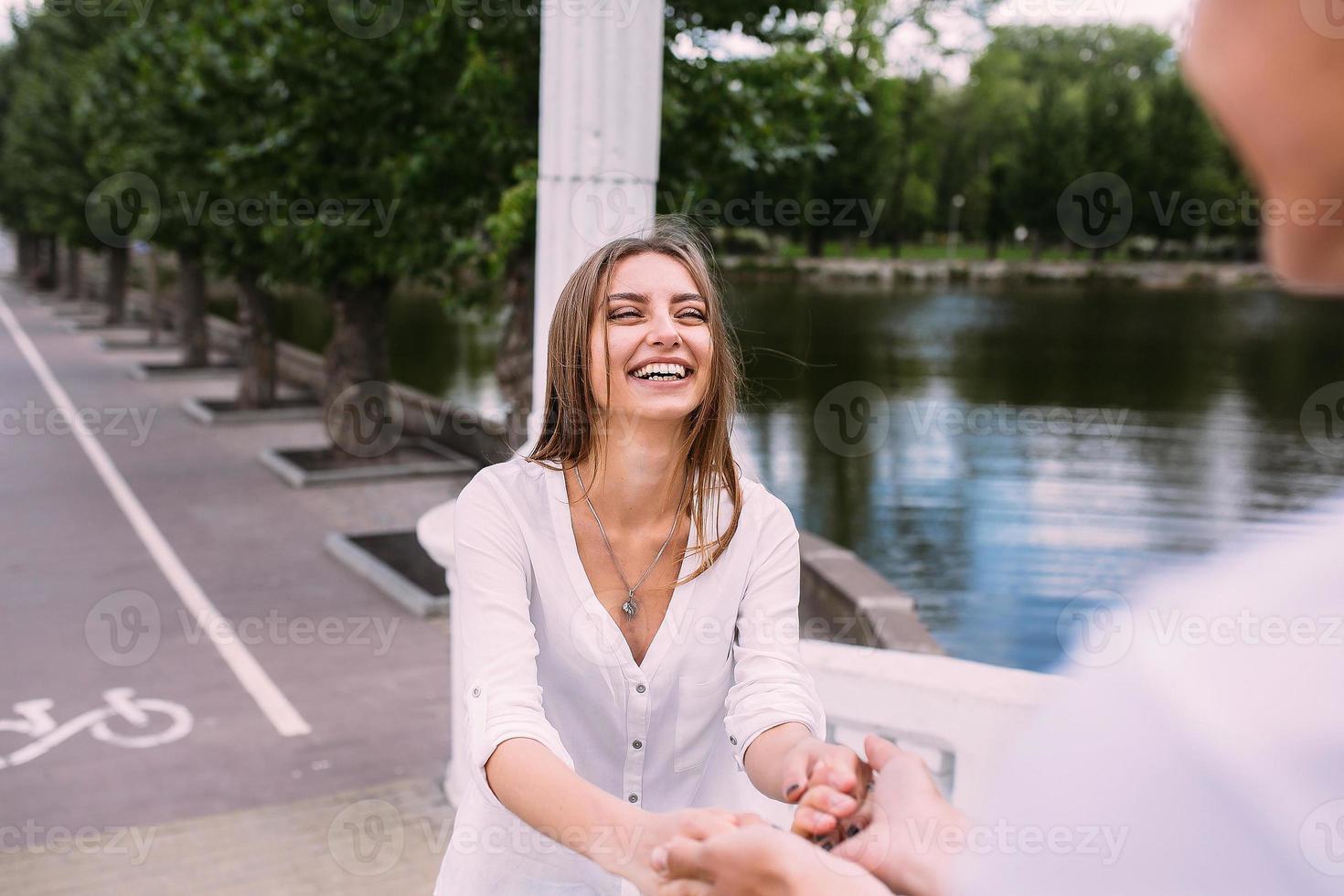 couple s'amusant sur un pont dans le parc photo