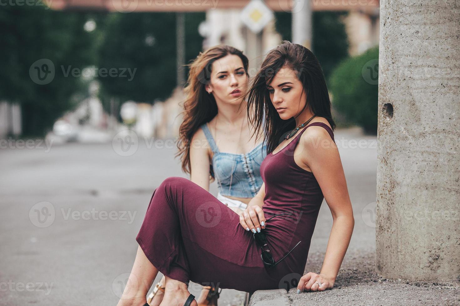 deux belles jeunes filles posant dans la ville photo