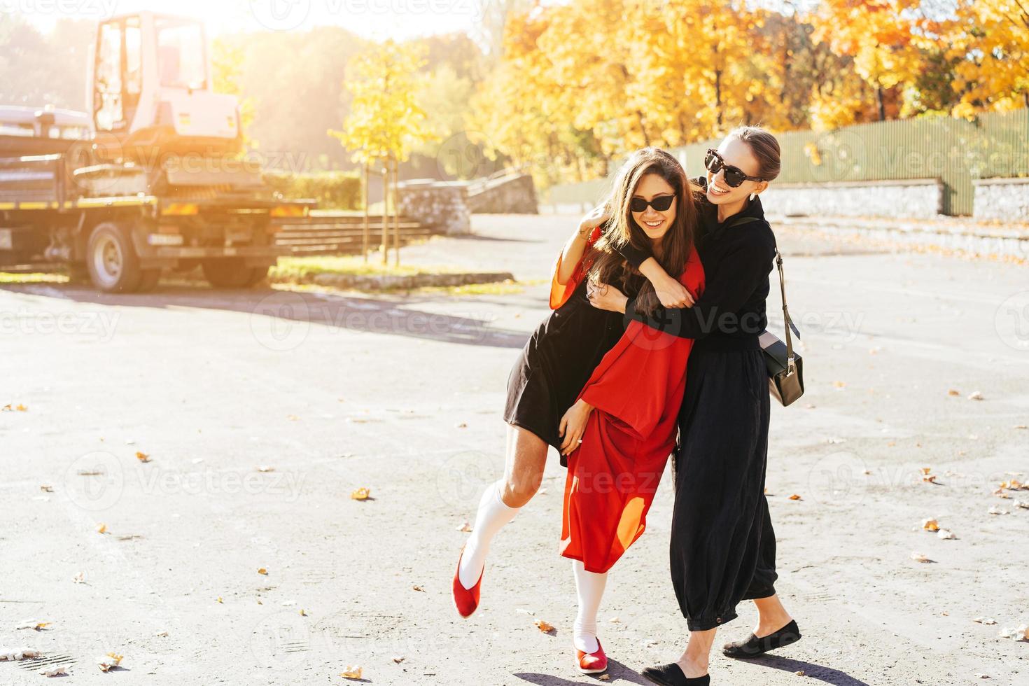 portrait deux belles copines heureuses dans le parc. photo