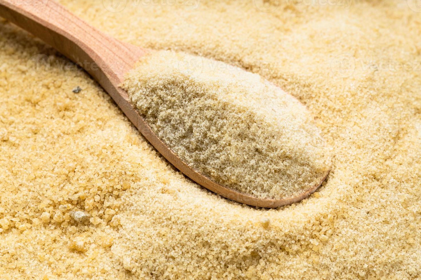 cuillère en bois avec du sucre de coco granulé photo